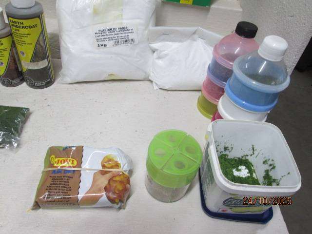 HO SCALE - WOODLANDS SCENICS - SCENERY ITEMS + LOTS OF BITS AND PIECES