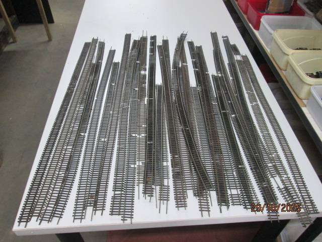 HO / OO SCALE : NICKLE SILVER FLEXI TRACK - X32 PIECES