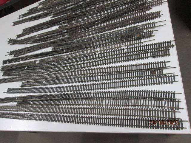 HO / OO SCALE : NICKLE SILVER FLEXI TRACK - X32 PIECES