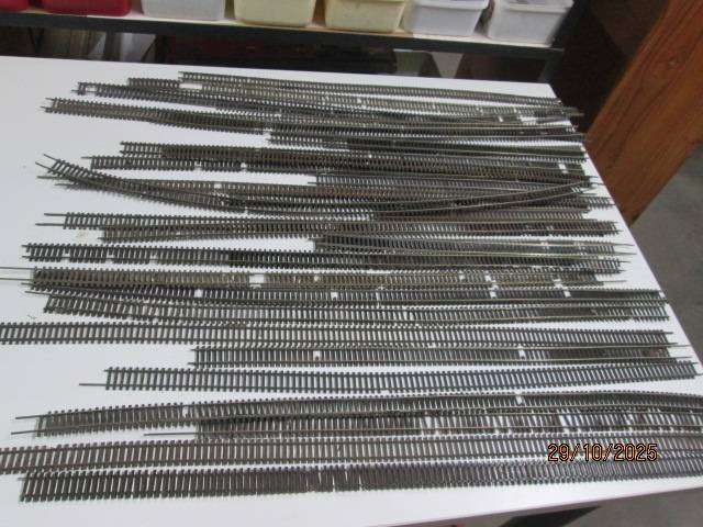 HO / OO SCALE : NICKLE SILVER FLEXI TRACK - X32 PIECES