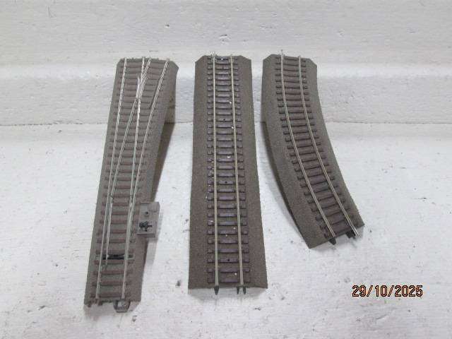 HO SCALE - MARKLIN - C-TRACK - RIGHT HAND POINT + ROCO TRACK - 2-RAIL