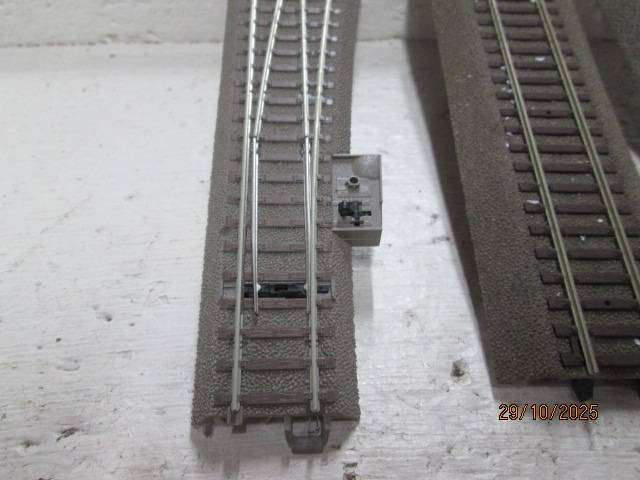 HO SCALE - MARKLIN - C-TRACK - RIGHT HAND POINT + ROCO TRACK - 2-RAIL