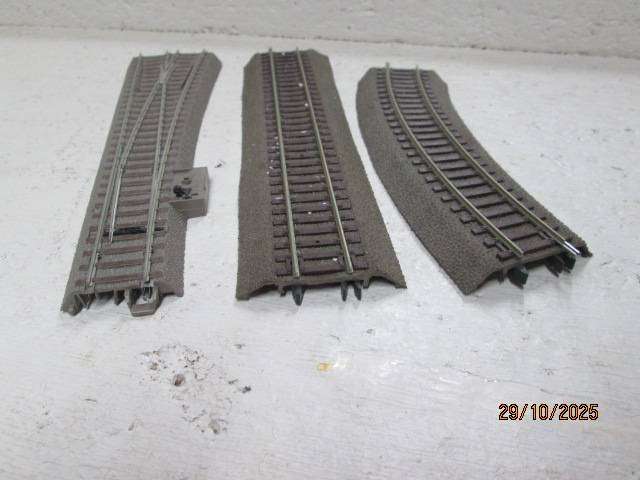HO SCALE - MARKLIN - C-TRACK - RIGHT HAND POINT + ROCO TRACK - 2-RAIL