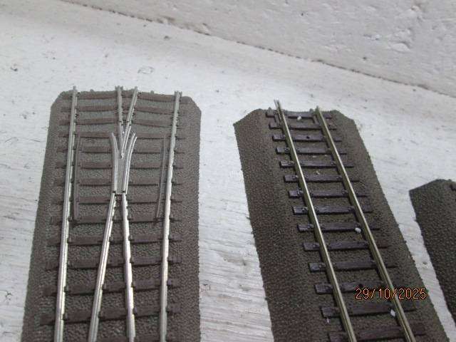 HO SCALE - MARKLIN - C-TRACK - RIGHT HAND POINT + ROCO TRACK - 2-RAIL