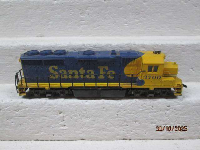 HO SCALE - ATLAS - SANTE FE - DIESEL LOCOMOTIVE - DCC