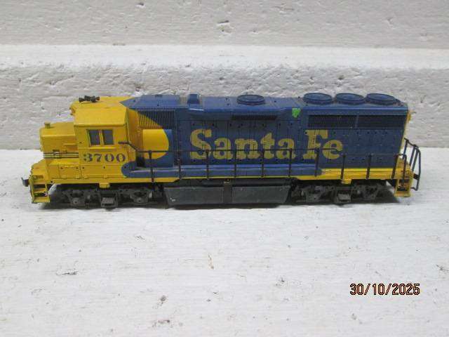 HO SCALE - ATLAS - SANTE FE - DIESEL LOCOMOTIVE - DCC