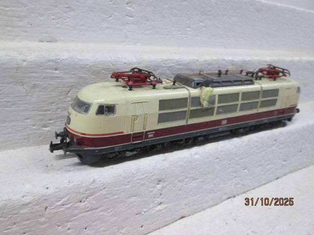 HO SCALE - ROCO - DB ELECTRIC LOCOMOTIVE