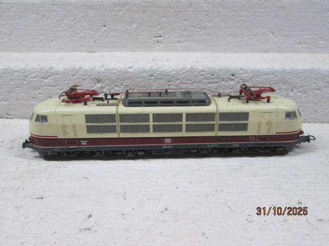HO SCALE - ROCO - DB ELECTRIC LOCOMOTIVE