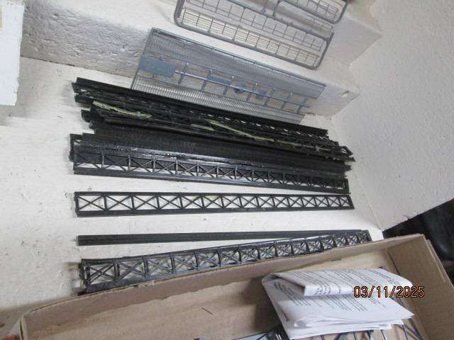 HO SCALE - TALL STEEL VIADUCTS - TOWER - X2 KITS - BOXED + FENCING
