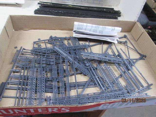 HO SCALE - TALL STEEL VIADUCTS - TOWER - X2 KITS - BOXED + FENCING