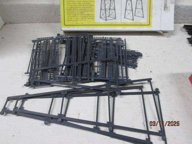 HO SCALE - TALL STEEL VIADUCTS - TOWER - X2 KITS - BOXED + FENCING