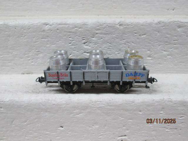 HO SCALE - TRIX - OPEN GOODS WAGON WITH ALUMINIUM BARRELS