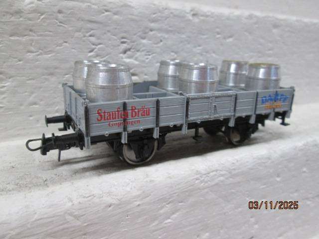 HO SCALE - TRIX - OPEN GOODS WAGON WITH ALUMINIUM BARRELS