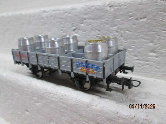HO SCALE - TRIX - OPEN GOODS WAGON WITH ALUMINIUM BARRELS