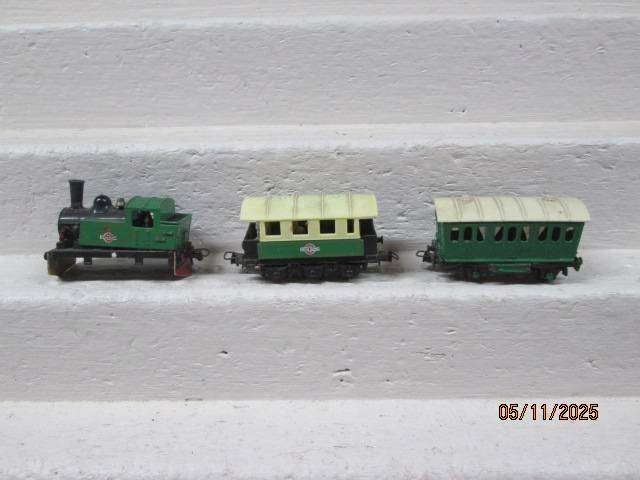 HO SCALE - X2 SHORT WAGONS + STEAM LOCO BODY - FOR SPARES