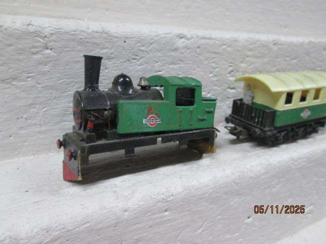 HO SCALE - X2 SHORT WAGONS + STEAM LOCO BODY - FOR SPARES