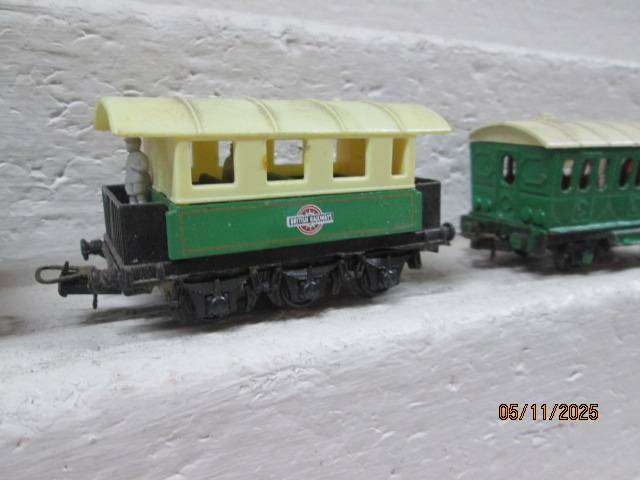 HO SCALE - X2 SHORT WAGONS + STEAM LOCO BODY - FOR SPARES