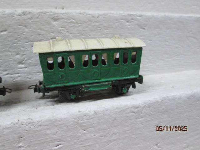 HO SCALE - X2 SHORT WAGONS + STEAM LOCO BODY - FOR SPARES