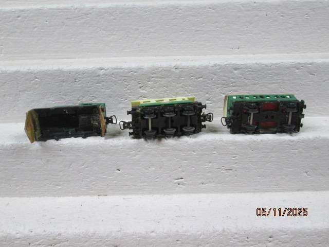 HO SCALE - X2 SHORT WAGONS + STEAM LOCO BODY - FOR SPARES