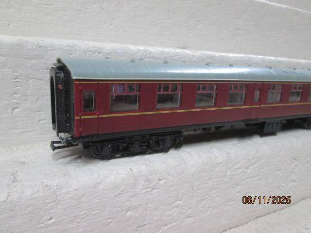 OO SCALE - MAROON BRITISH COACH