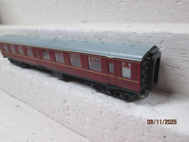 OO SCALE - MAROON BRITISH COACH