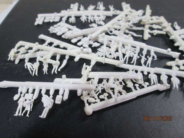 N SCALE -VARIOUS UNPAINTED FIGURINES - X74