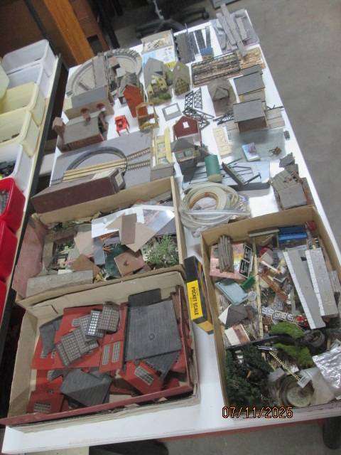 HO /OO SCALE -LARGE BUILDING SCRAP YARD