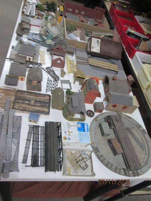 HO /OO SCALE -LARGE BUILDING SCRAP YARD
