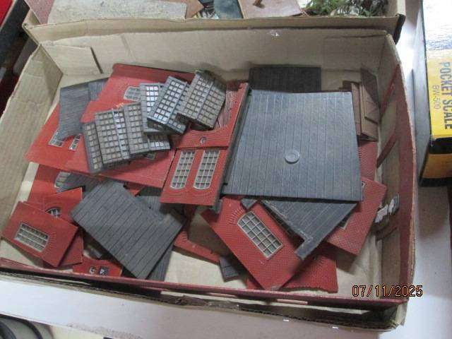 HO /OO SCALE -LARGE BUILDING SCRAP YARD