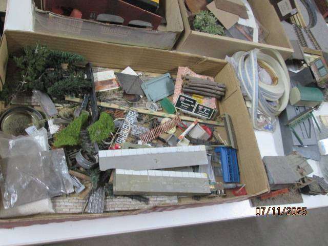 HO /OO SCALE -LARGE BUILDING SCRAP YARD