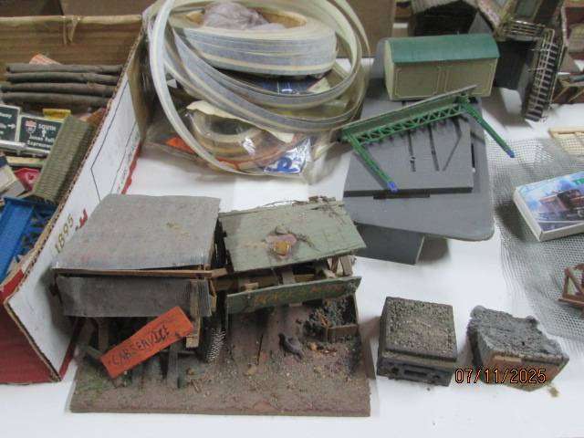 HO /OO SCALE -LARGE BUILDING SCRAP YARD