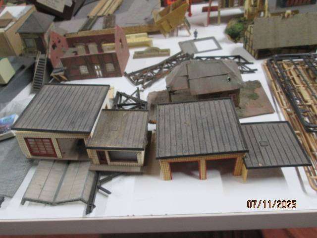 HO /OO SCALE -LARGE BUILDING SCRAP YARD