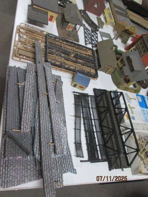 HO /OO SCALE -LARGE BUILDING SCRAP YARD