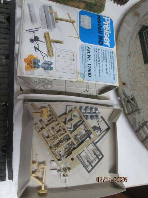 HO /OO SCALE -LARGE BUILDING SCRAP YARD