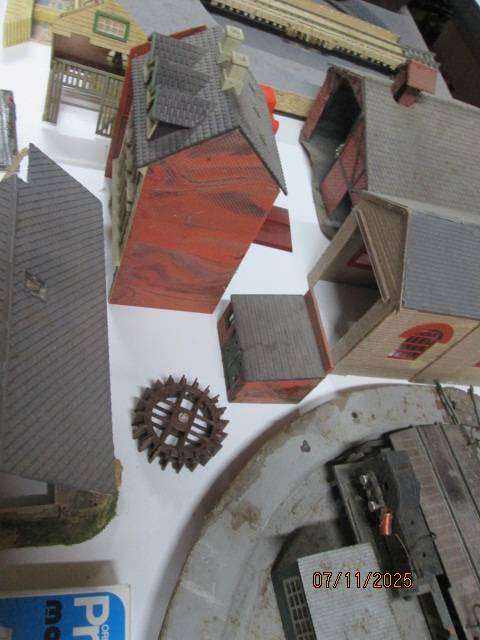HO /OO SCALE -LARGE BUILDING SCRAP YARD