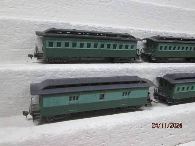 HO SCALE - CRESCENT LTD - OLD TIMER COACHES - X4