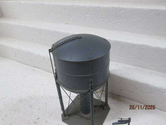 HO SCALE - WALTHERS - STEEL WATER TANK