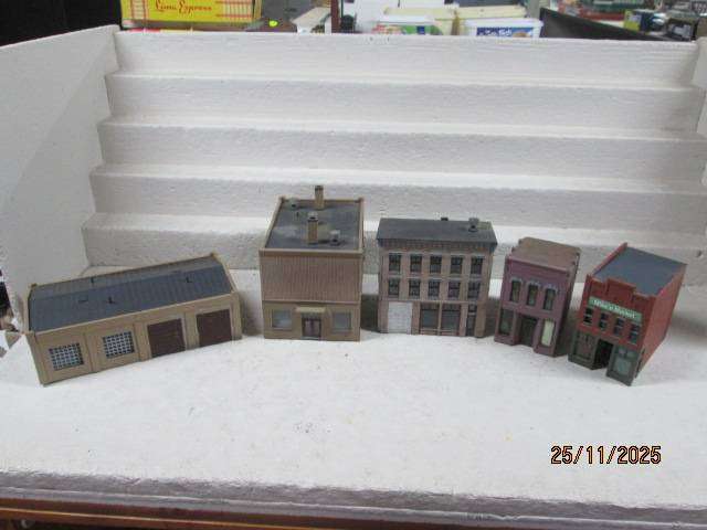 HO SCALE - VARIOUS INDUSTRIAL BUILDINGS - X5