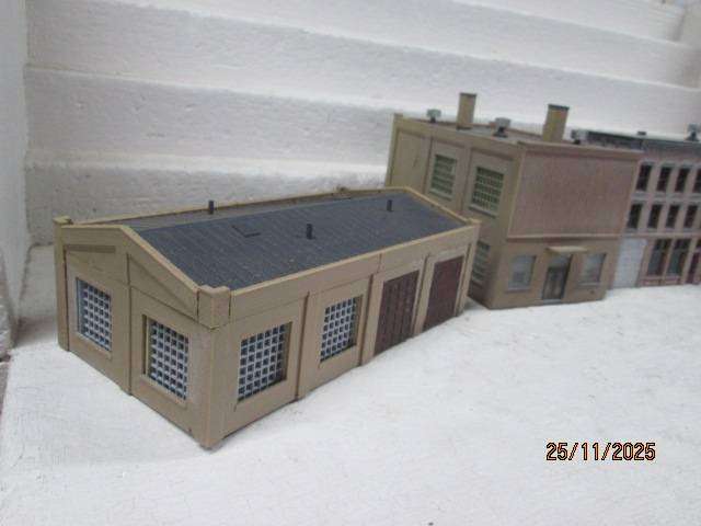 HO SCALE - VARIOUS INDUSTRIAL BUILDINGS - X5