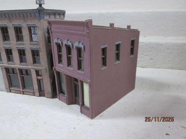 HO SCALE - VARIOUS INDUSTRIAL BUILDINGS - X5