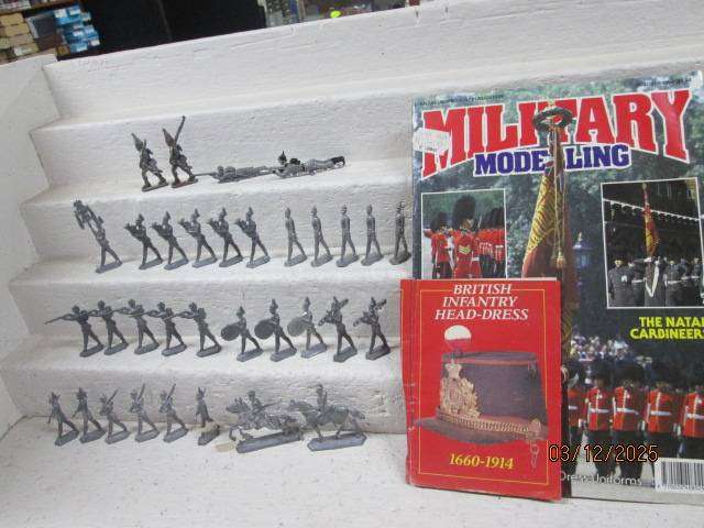 LEAD FIGURINES - X32 MILITARY FIGURINES - + MAGAZINE