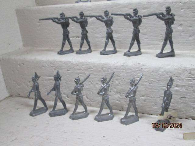 LEAD FIGURINES - X32 MILITARY FIGURINES - + MAGAZINE