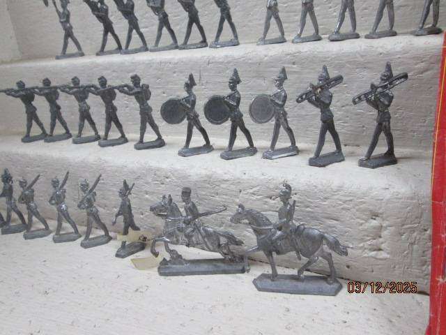 LEAD FIGURINES - X32 MILITARY FIGURINES - + MAGAZINE