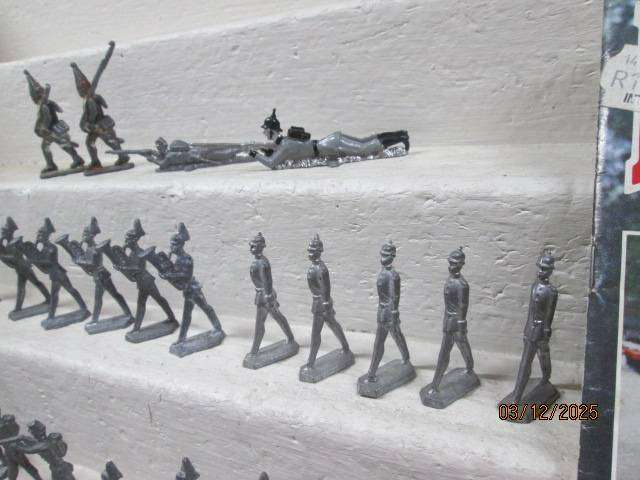 LEAD FIGURINES - X32 MILITARY FIGURINES - + MAGAZINE