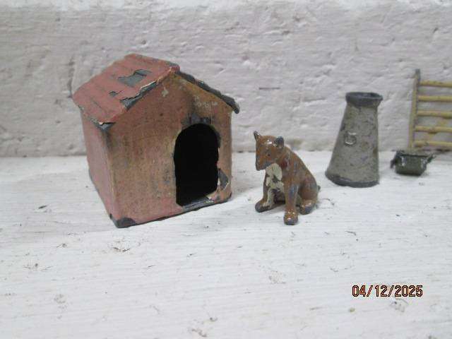 VARIOUS METAL ANIMALS - FARMYARD WITH ACCESSORIES - X35