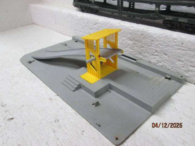 HO SCALE - LIMA - CAR OFFLOADING DEPOT WITH WAGON