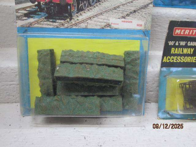 HO /OO SCALE - MERIT RAILWAY ACCESSORIES - X5 PACKS - BOXED