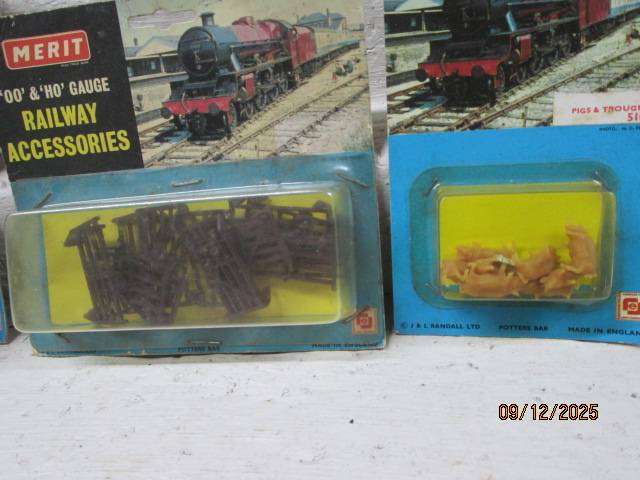 HO /OO SCALE - MERIT RAILWAY ACCESSORIES - X5 PACKS - BOXED