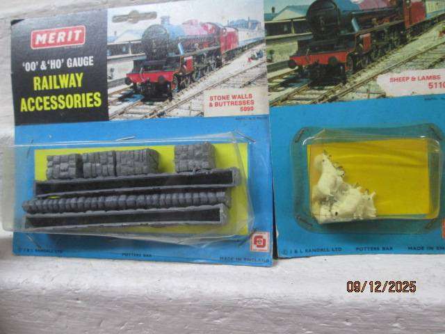 HO /OO SCALE - MERIT RAILWAY ACCESSORIES - X5 PACKS - BOXED