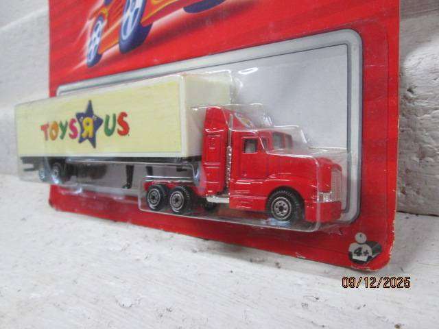 HO SCALE - TOYS-R-US - ROAD TRUCK - BOXED